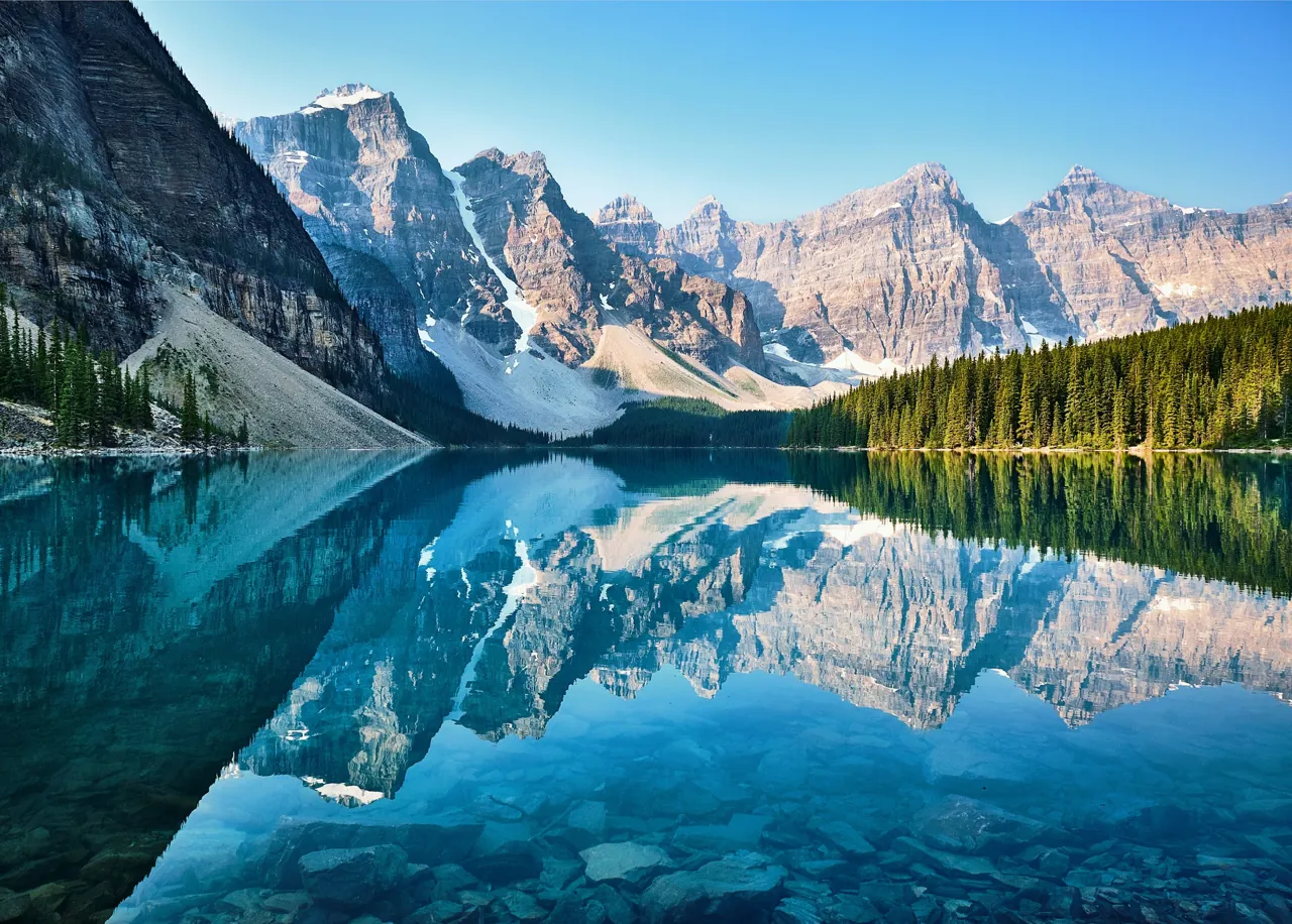 Paisaje de lago y montañas, imagen ilustrativa
