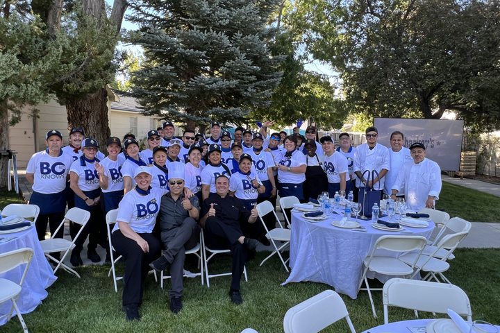 Grupo de personas y chefs en una actividad al aire libre, Trainee & Internship USA.
